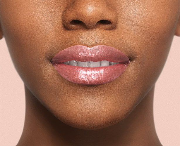 Aplicacion labios piel maquillaje labios color riche plump and shine maquillaje labios coconut plump color riche plump and shineAplicacion labios piel media maquillaje labios coconut plump color riche plump and shineLoreal ParisHD